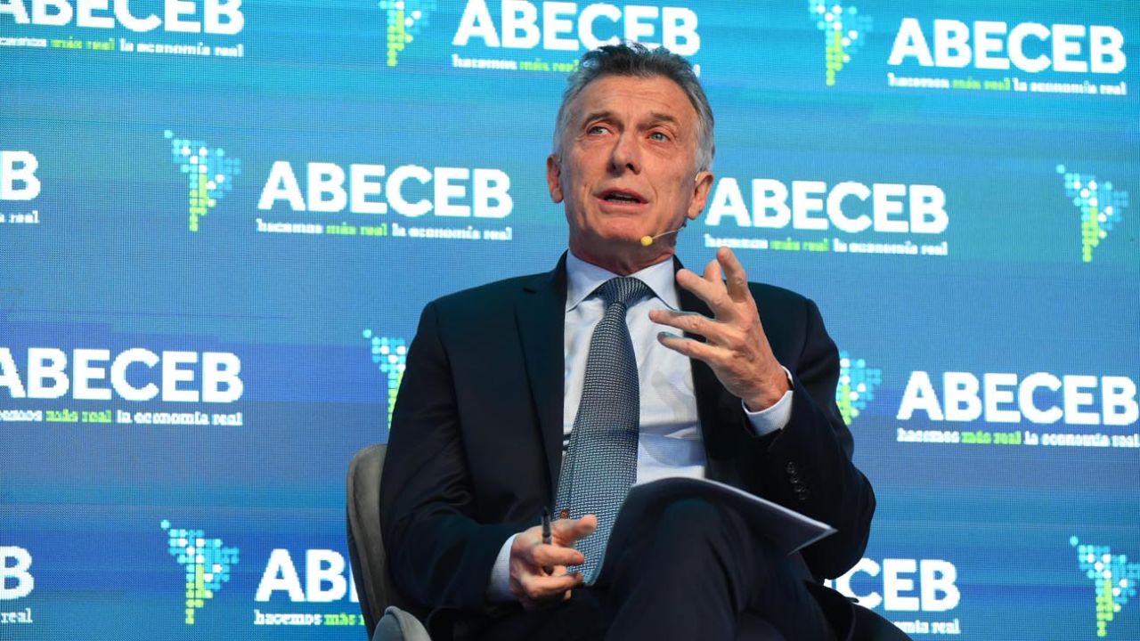 En el Foro ABECEB el ex presidente Macri reclamó trabajo en equipo y liderazgos “que escuchen”